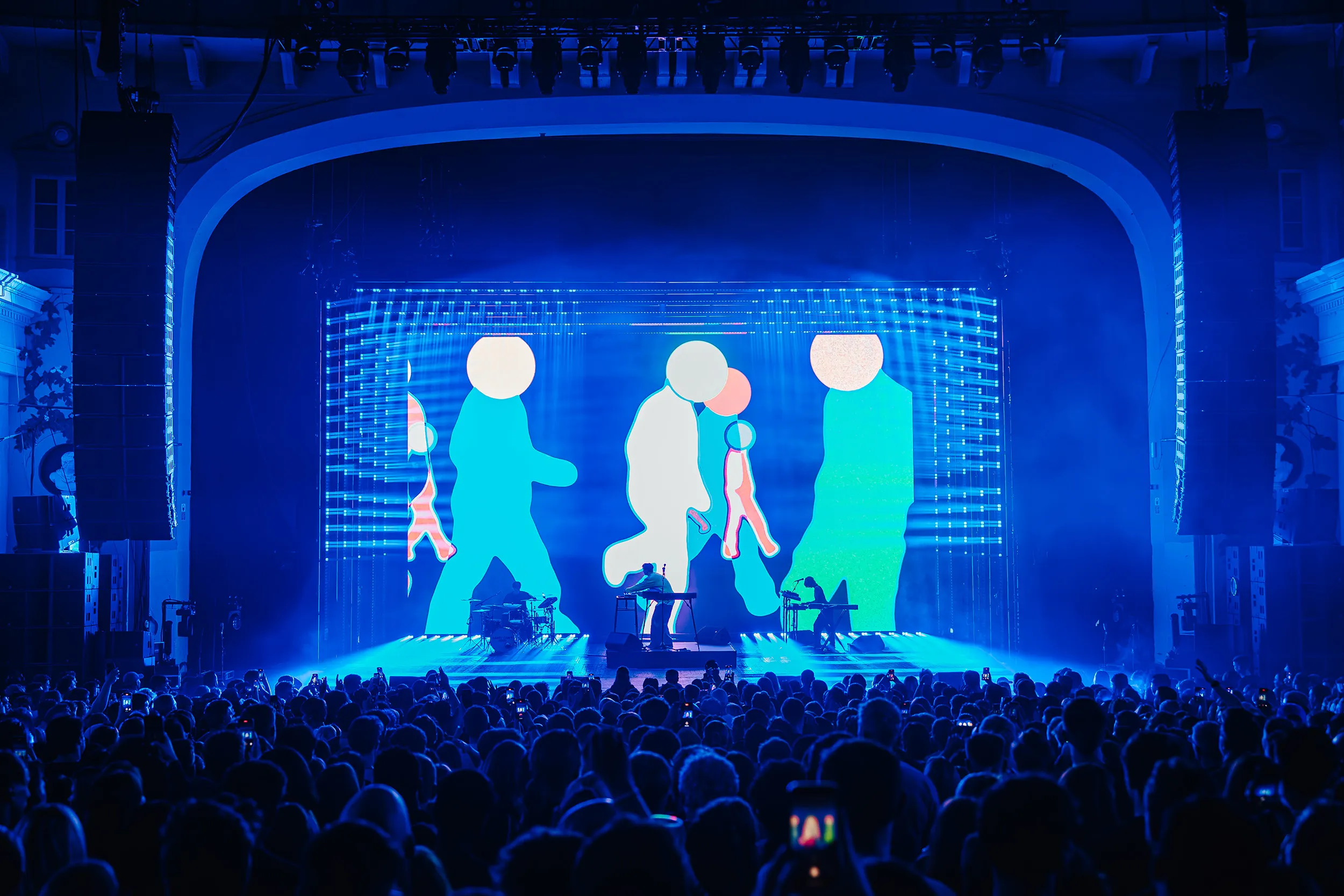 Show visuals on the LED screen at Brixton