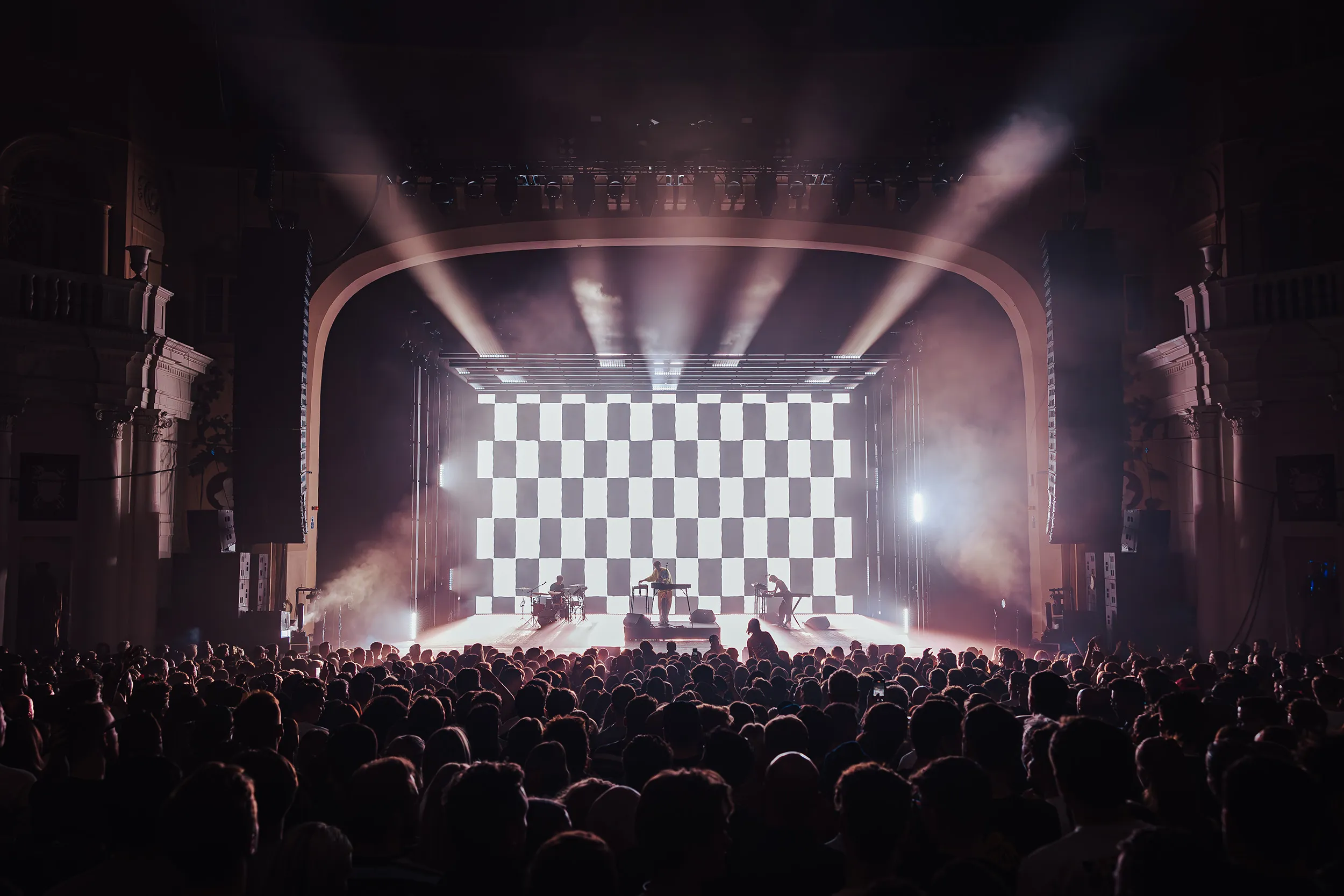 Show visuals on the LED screen at Brixton