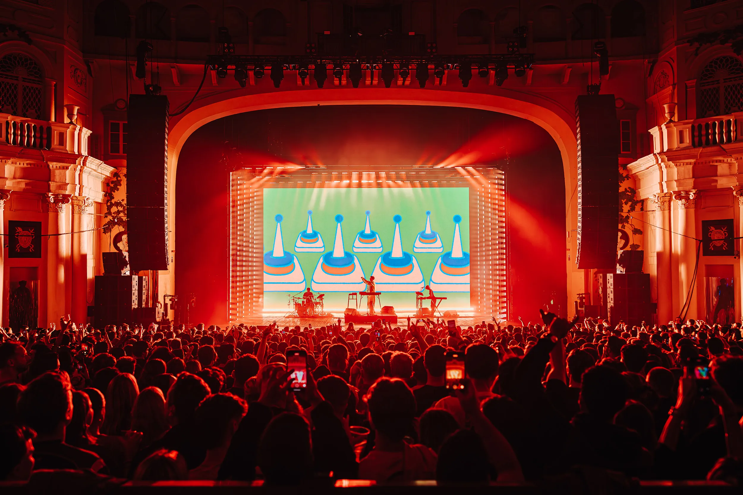 Show visuals on the LED screen at Brixton