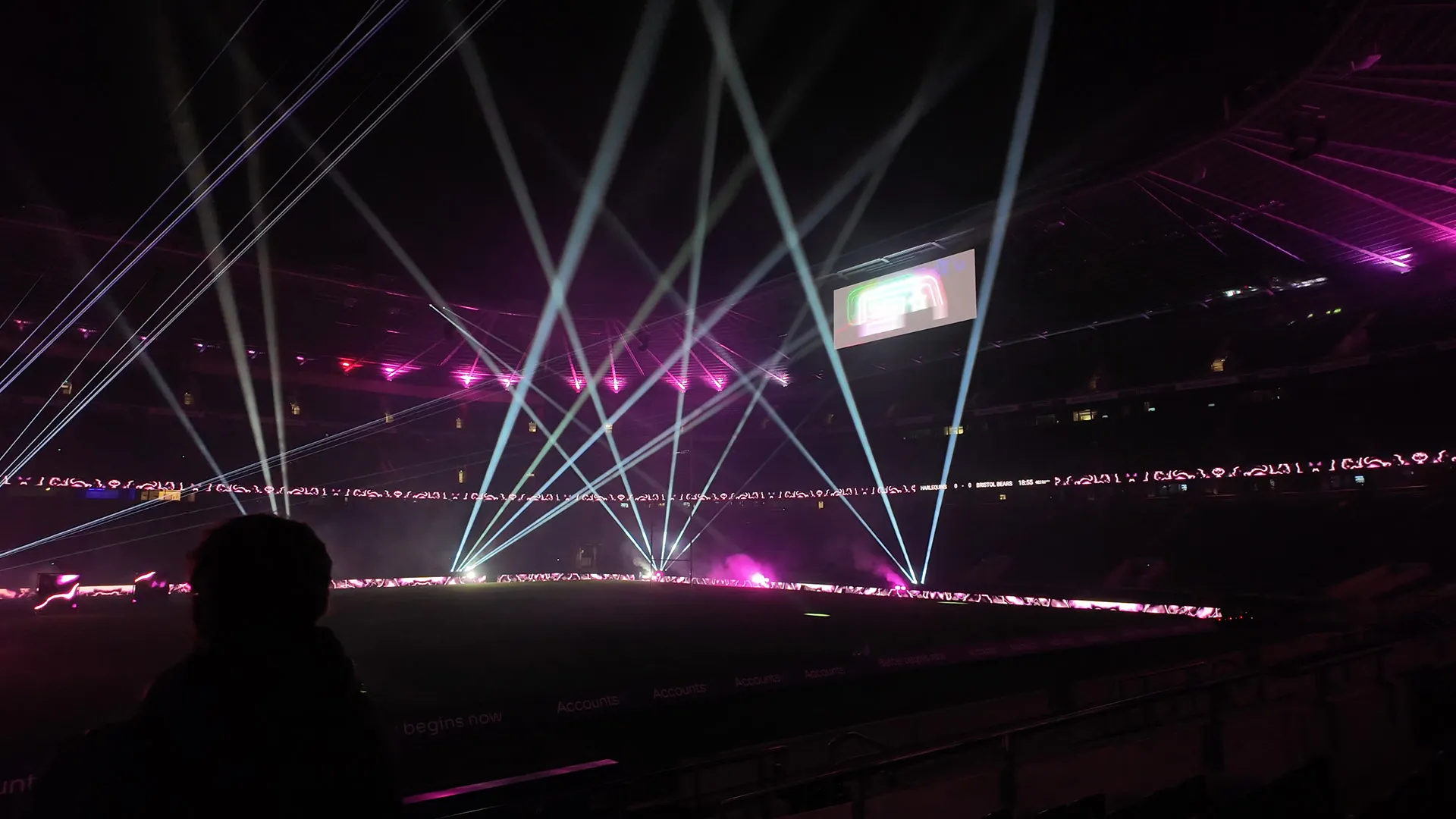 The reactive soundwave visual running around the pitch-side LED boards