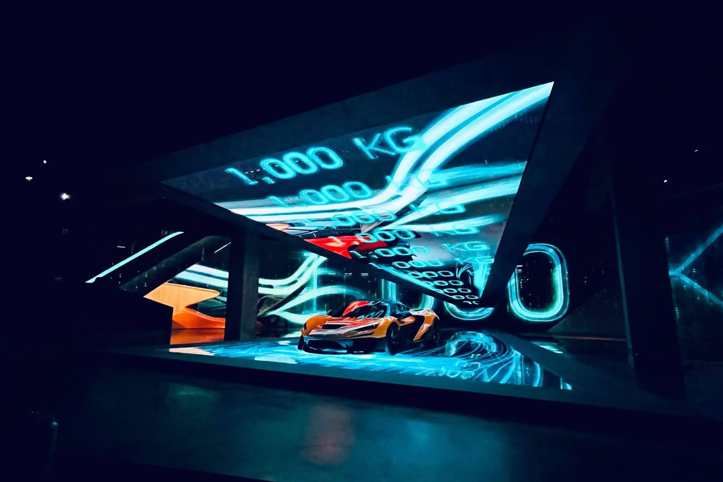 The car beneath blue and white visuals reading 1,000 kg across the canopy